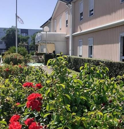 Quick Palace Nantes La Beaujoire Экстерьер фото The station's studios are located in the San Fernando Valley.