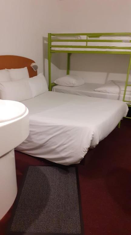 Quick Palace Nantes La Beaujoire Экстерьер фото A bed with a mattress