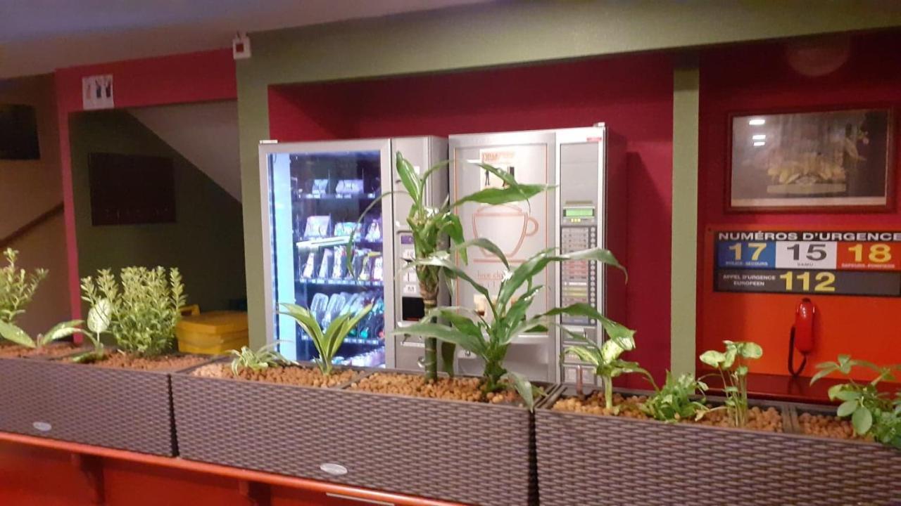 Quick Palace Nantes La Beaujoire Экстерьер фото A vending machine in a French train station