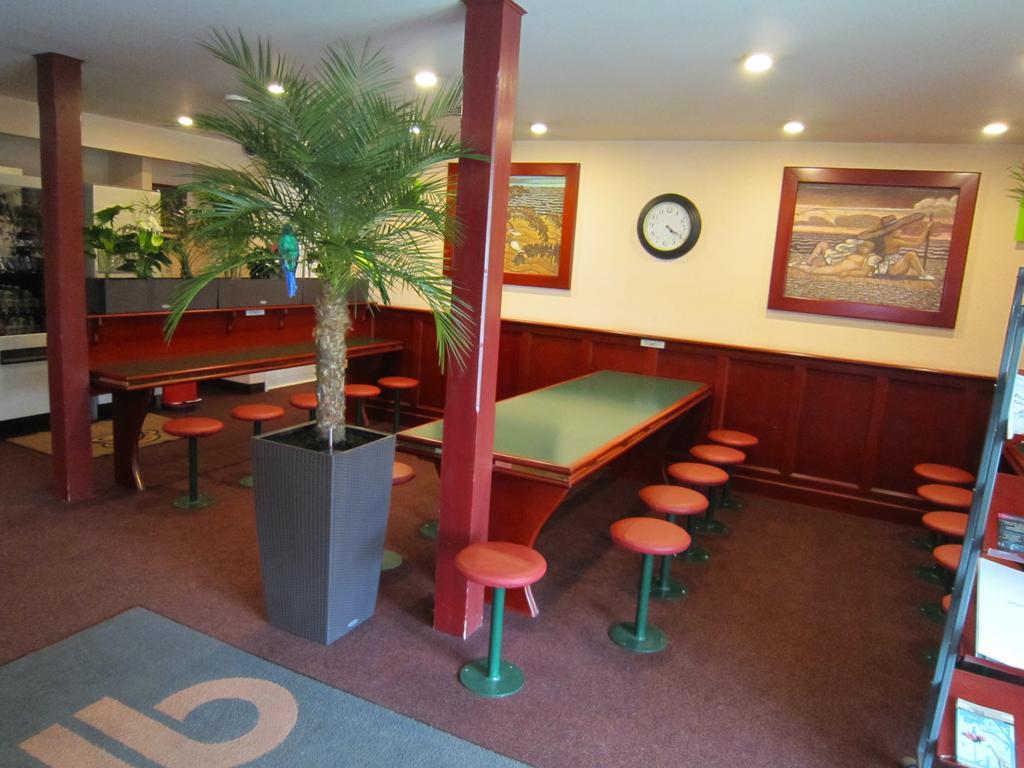 Quick Palace Nantes La Beaujoire Экстерьер фото Interior of a typical McDonald's restaurant